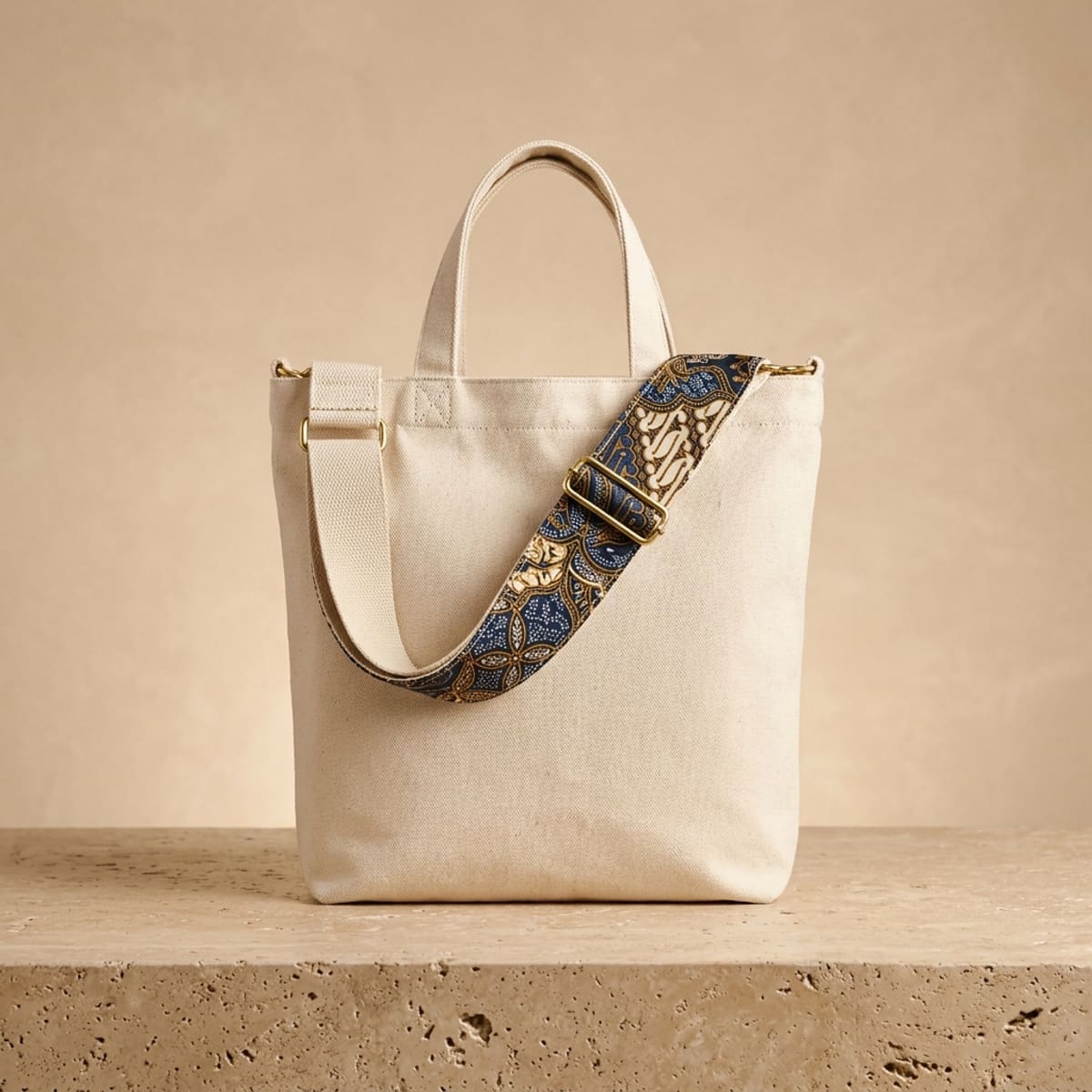 Tote Bag Kanvas Aksen Batik — Tote bag kanvas tebal 16oz dengan strap motif batik khas Nusantara.